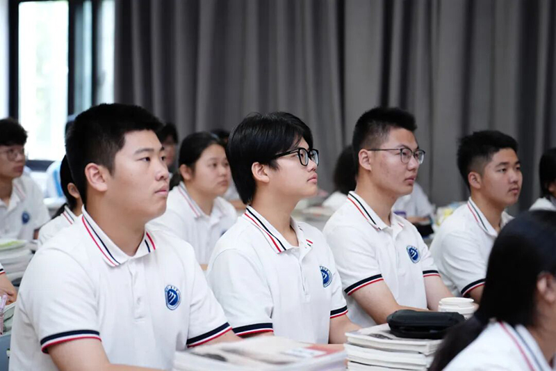 观阅兵盛典，筑强国梦想——YH533388银河高级中学组织全校师生观看“九三”阅兵仪式